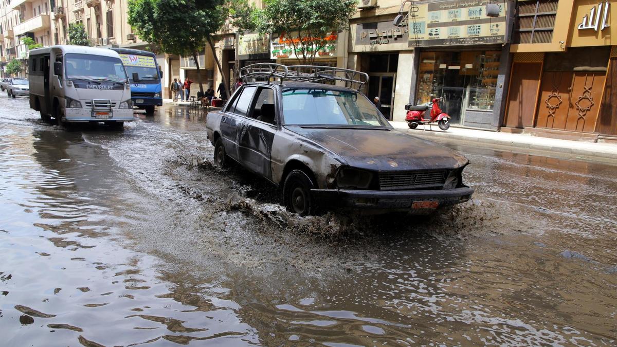 10 خطوات يجب عليك فعلها اذا تعرضت سيارتك للغرق بمياه الأمطار!